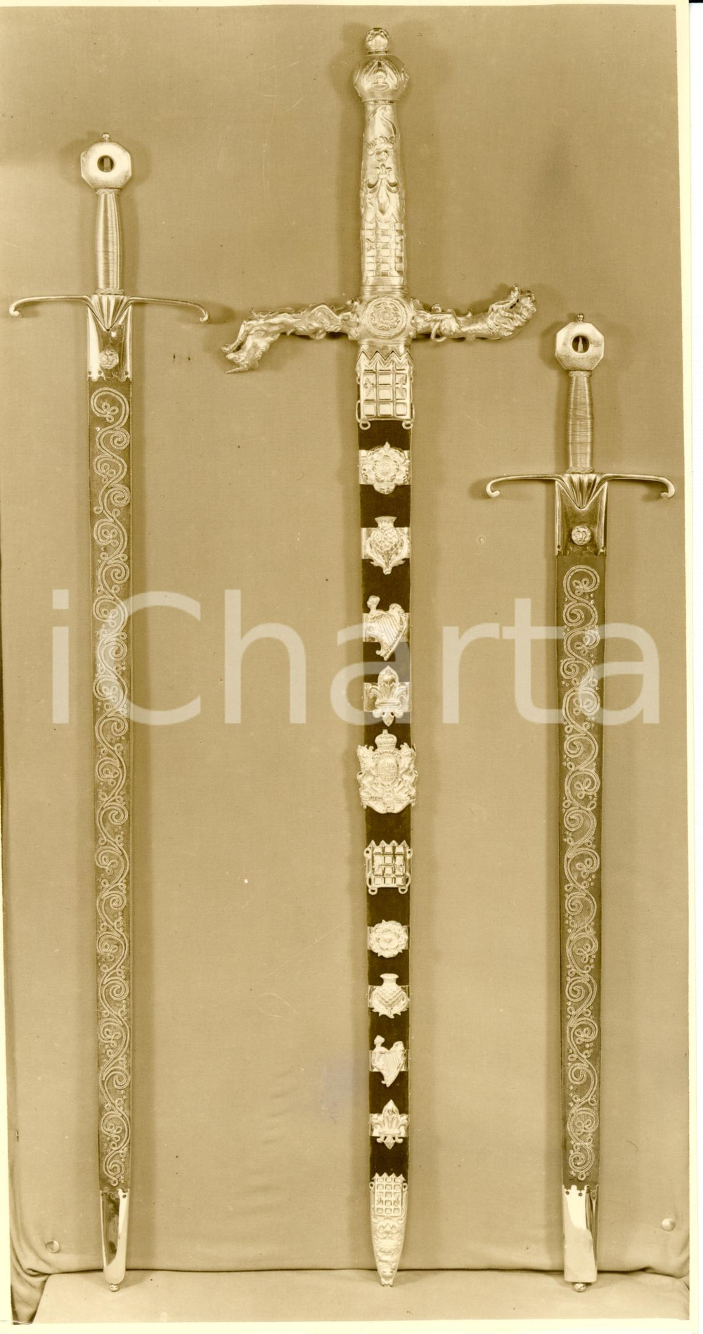Fotografia d epoca originale 1937 UK The Crown Regalia  The SWORD of STATE and swords of justice Photo 1