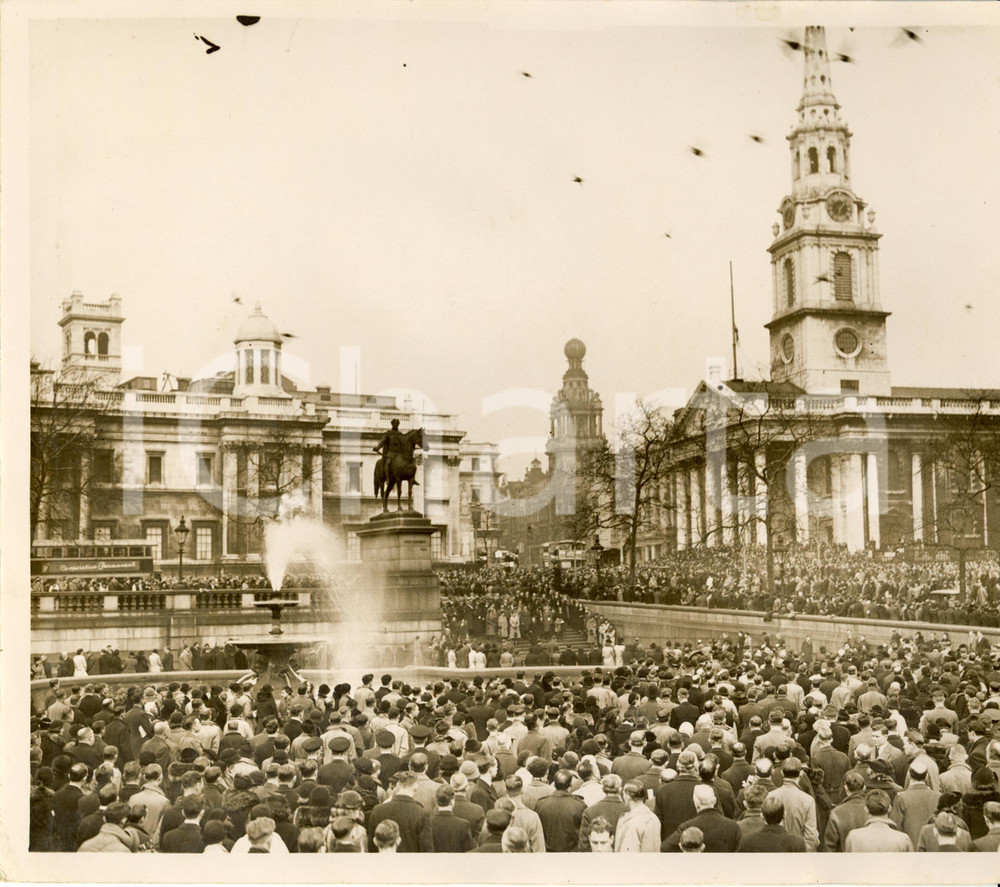 Fotografia d epoca originale 1936 LONDON Trafalgar Square Crowd observing silence for George V s death Photo 1
