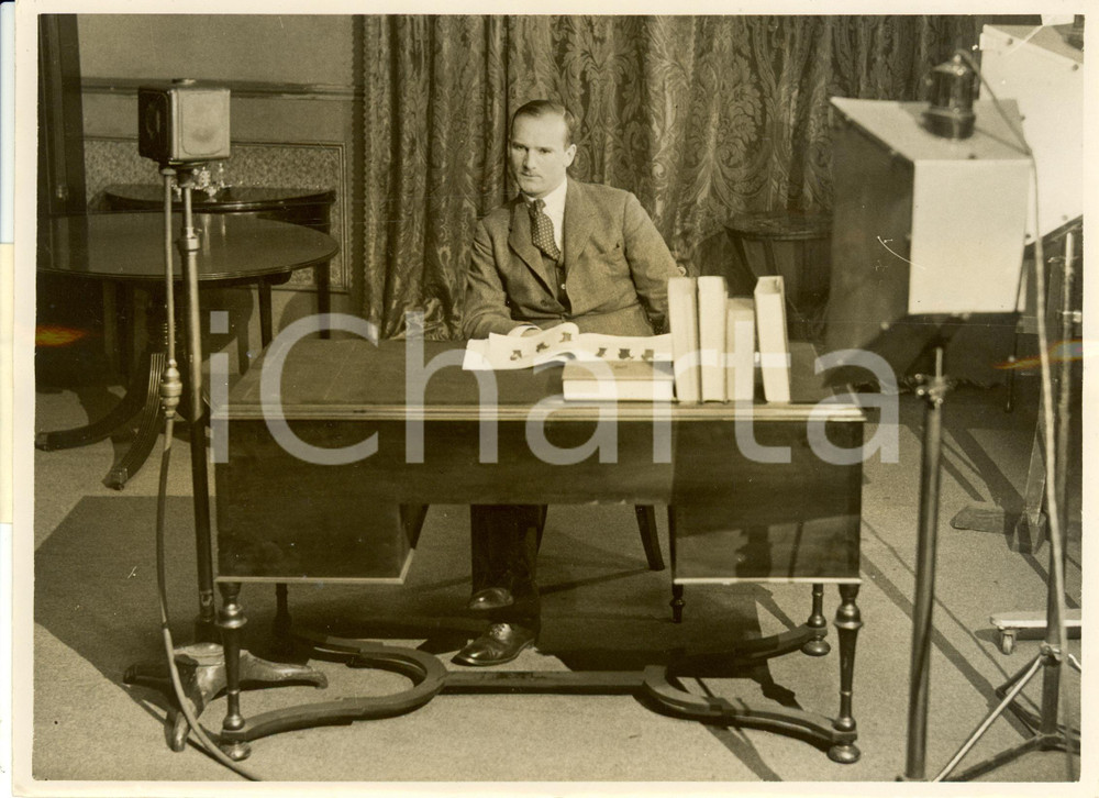 Fotografia d epoca originale 1935 ca LONDON UK Robert Cedric SHERRIFF facing the microphone Photograph 1