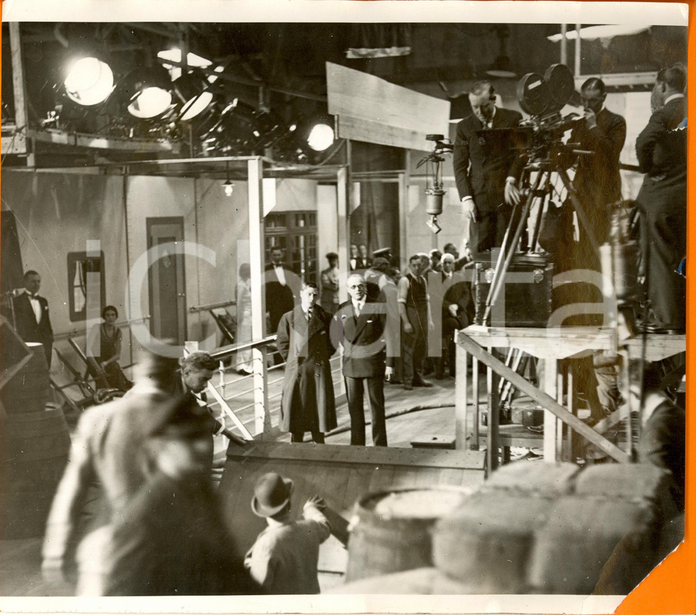 Fotografia d epoca originale 1935 ca LONDON UK Prince of WALES at Associated Radio Pictures DAMAGED photo 1