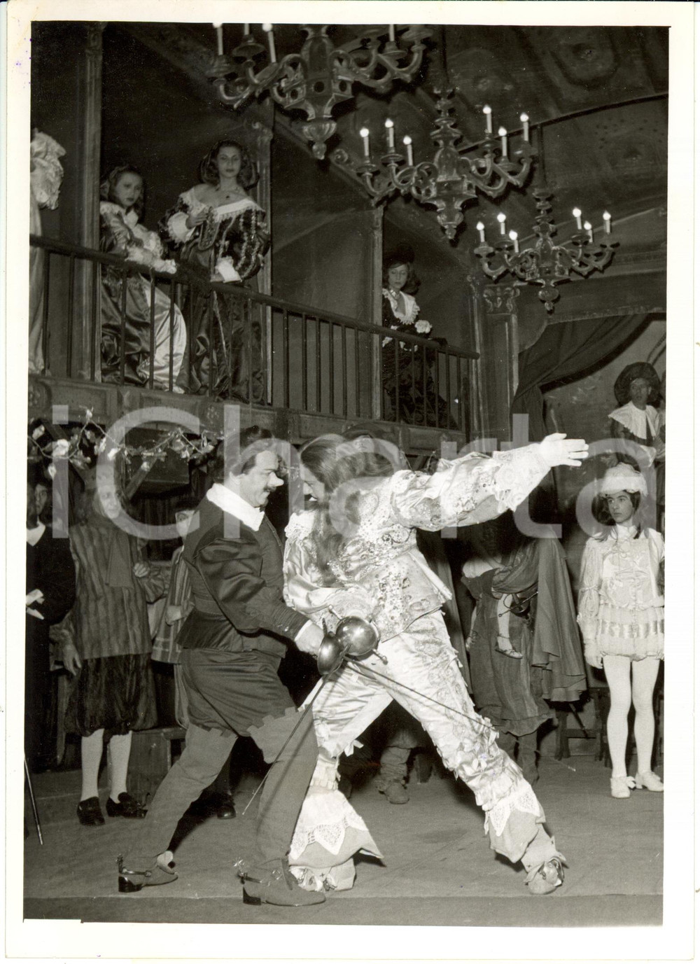 Fotografia d epoca originale 1954 PARIGI Teatro Raymond ROULEAU Gino CERVI Cyrano de Bergerac Foto di scena 1
