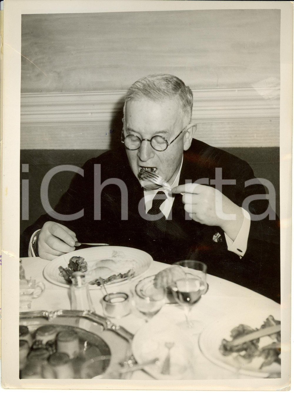 Fotografia d epoca originale 1939 LONDON Frederick MACQUISTEN eats MACON at SAVOY HOTEL Photograph 1