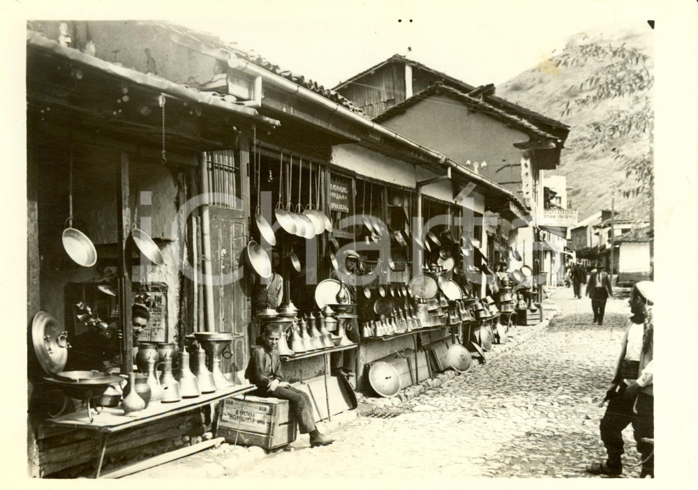 Fotografia d epoca originale 1940 ca PRIZREN KOSOVO Scorcio di una via con esposizione merci Fotografia 1