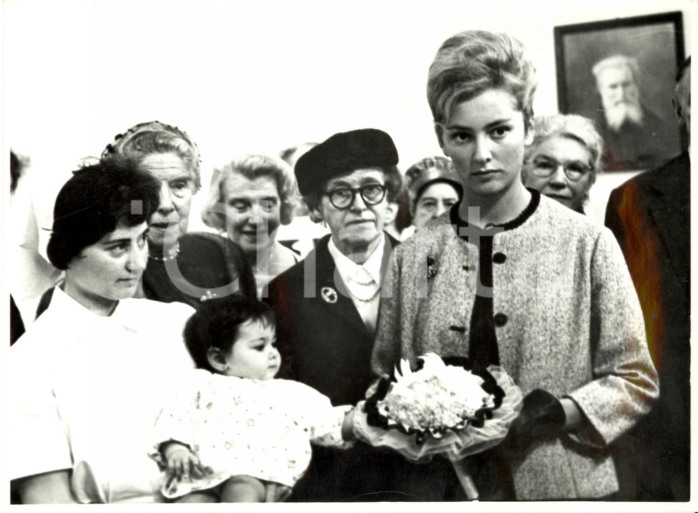 Fotografia d epoca originale 1960 ca BRUXELLES Principessa Paola del BELGIO visita asilo nido Fotografia 1