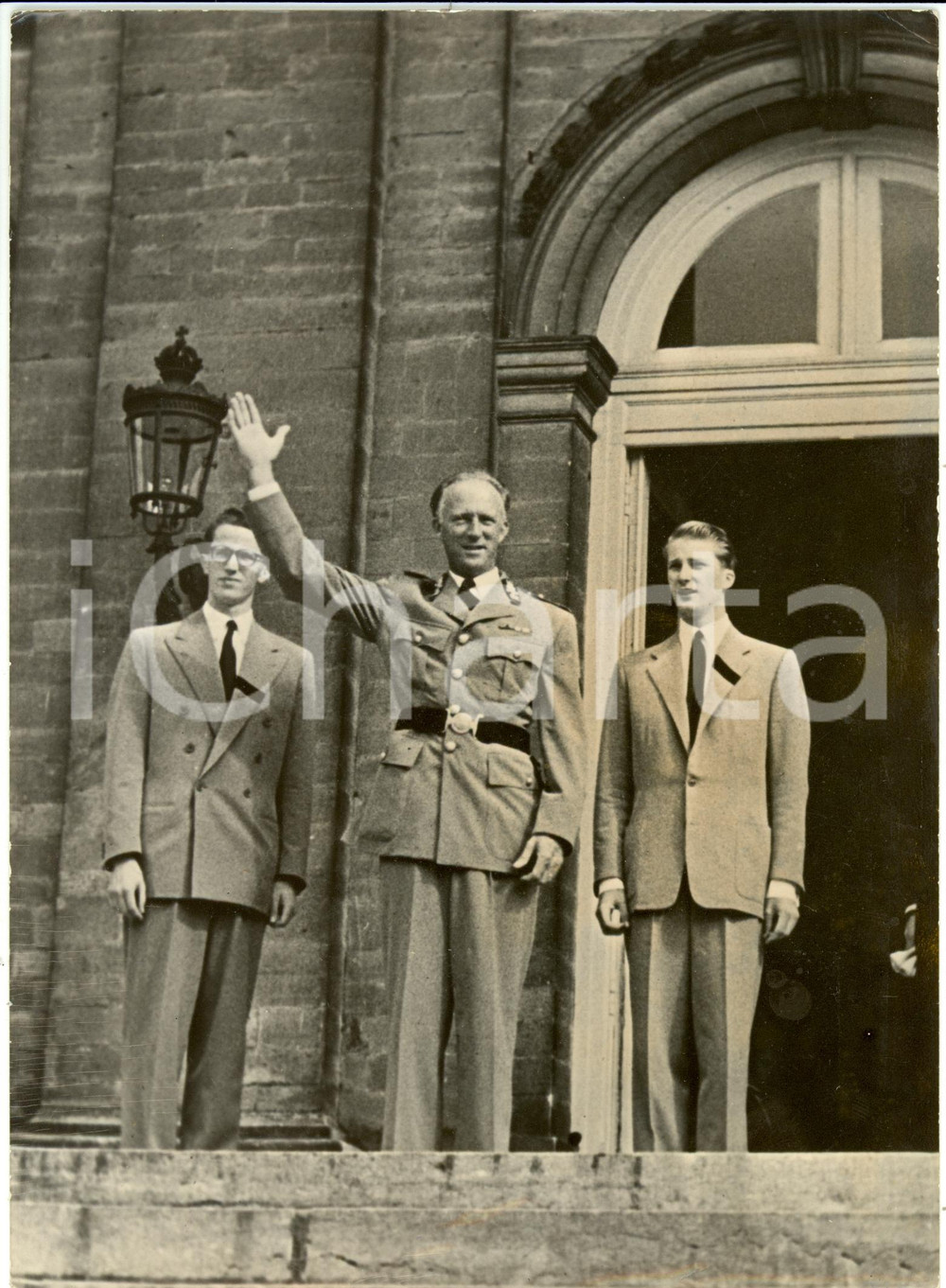 Fotografia d epoca originale 1950 LAEKEN BELGIO Re Leopoldo III con figli saluta folla da castello Foto 1