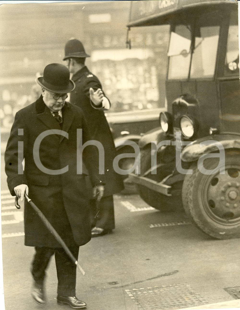 Fotografia d epoca originale 1936 LONDON UK Howard KINGSLEY WOOD arriving at House of Commons Photograph 1