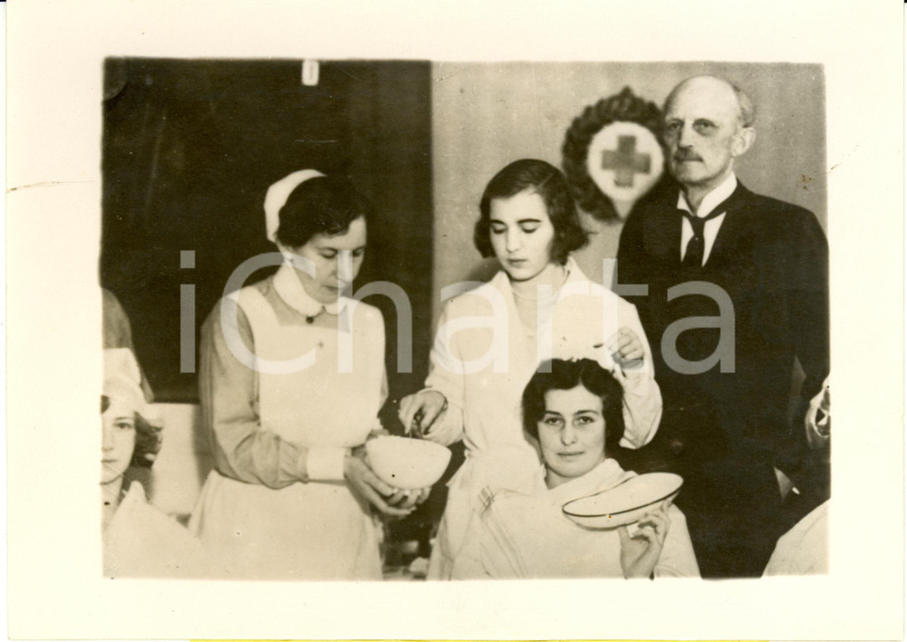 Fotografia d epoca originale 1935 ca STOCCOLMA Ingrid di SVEZIA infermiera con Principe Carlo Fotografia 1