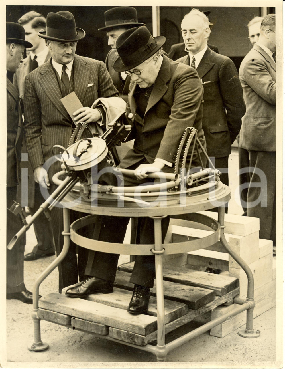 Fotografia d epoca originale 1939 CRAYFORDKENT UK Howard KINGSLEY WOOD at VICKERS ARMSTRONG s works Photo 1