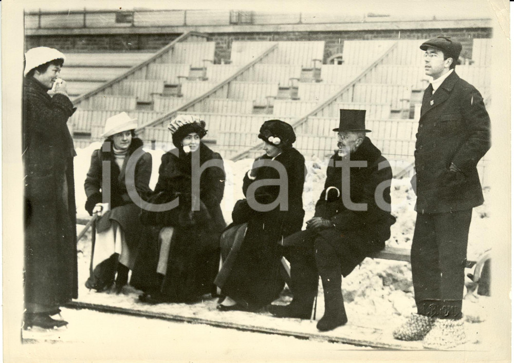 Fotografia d epoca originale 1935 ca STOCCOLMA Gustavo V SVEZIA e famiglia reale assistono pattinaggio Foto 1