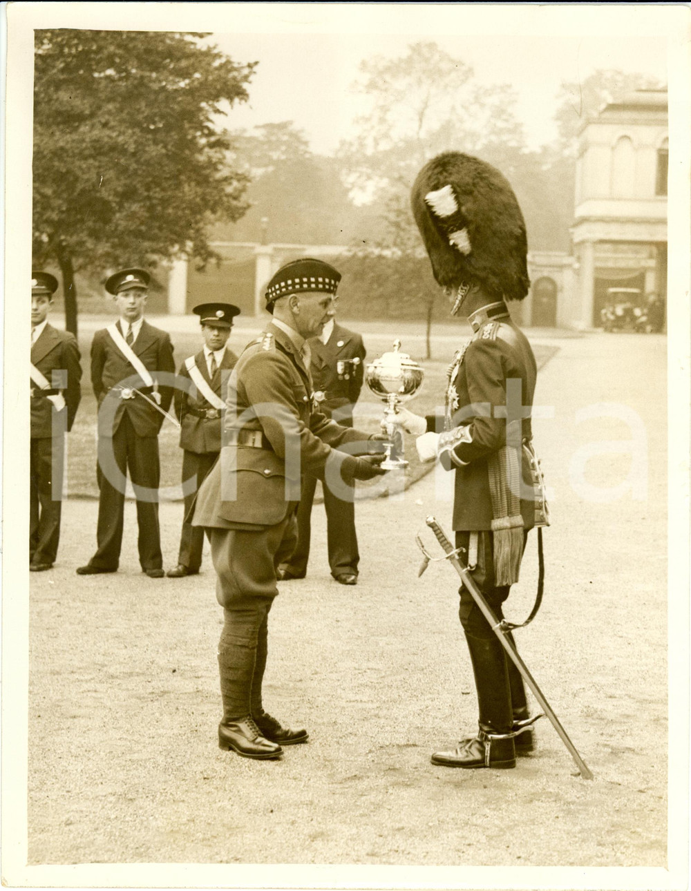 Fotografia d epoca originale 1933 UK Price of WALES presenting trophy to KILMARNOCK ACADEMY CADET CORP Photo 1
