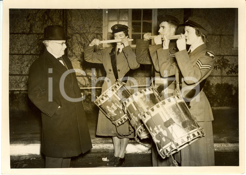 Fotografia d epoca originale 1939 UK Howard KINGSLEY WOOD with drummer  boys  of Women Air Force Photograph 1