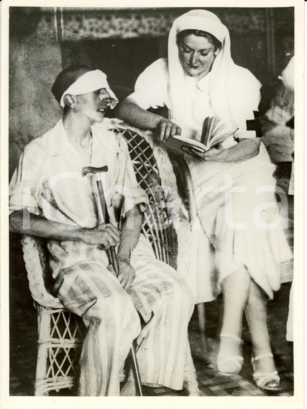 Fotografia d epoca originale 1936 MADRID La moglie di Casares QUIROGA Presidente Spagnolo si dedica ai malati 1