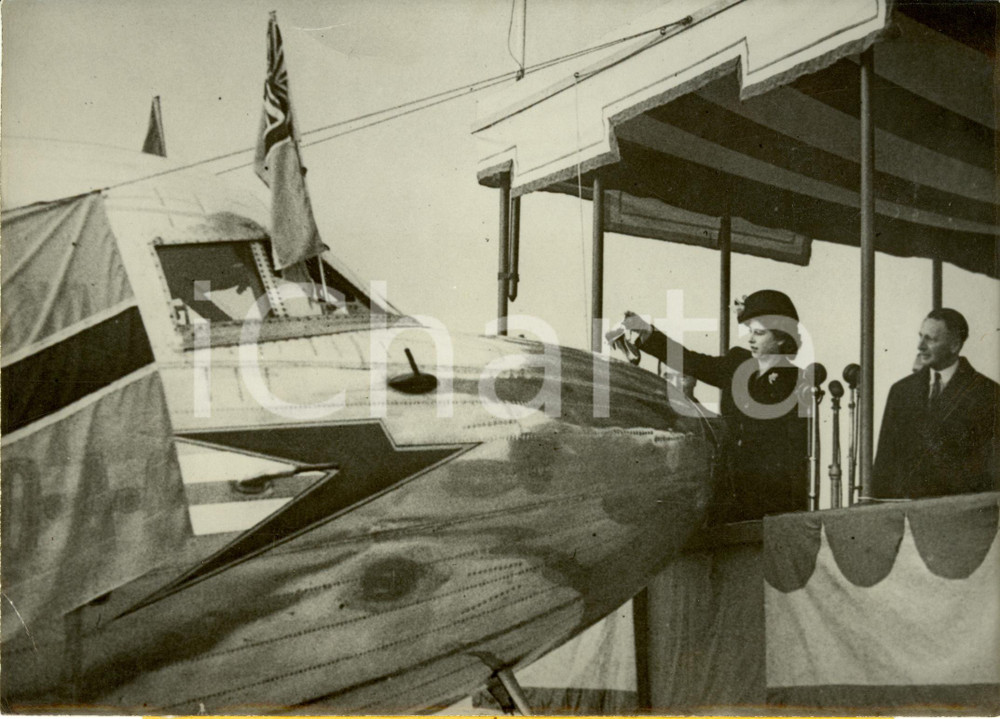 Fotografia d epoca originale 1947 PARIS Princess ELIZABETH christens ELIZABETH OF ENGLAND new plane Photo 1