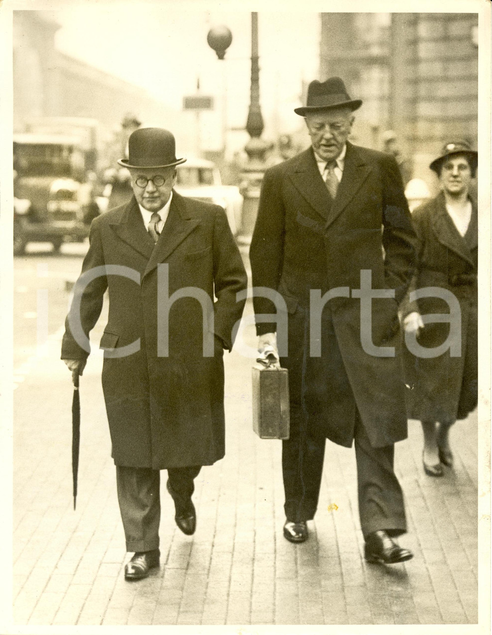Fotografia d epoca originale 1938 LONDON UK Kingsley WOOD new Air Minister leaves his home Photograph 1