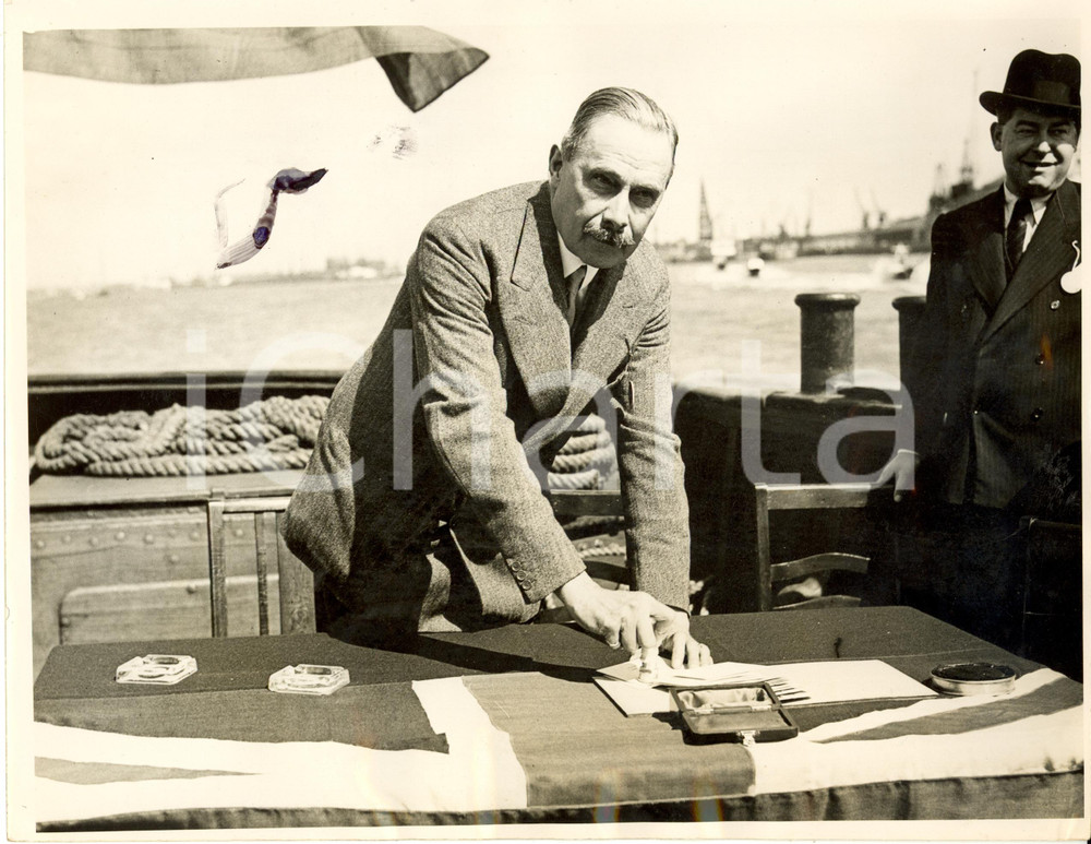 Fotografia d epoca originale 1937 SOUTHAMPTON UK Tryon Postmaster at Inauguration of Empire ir mail service 1