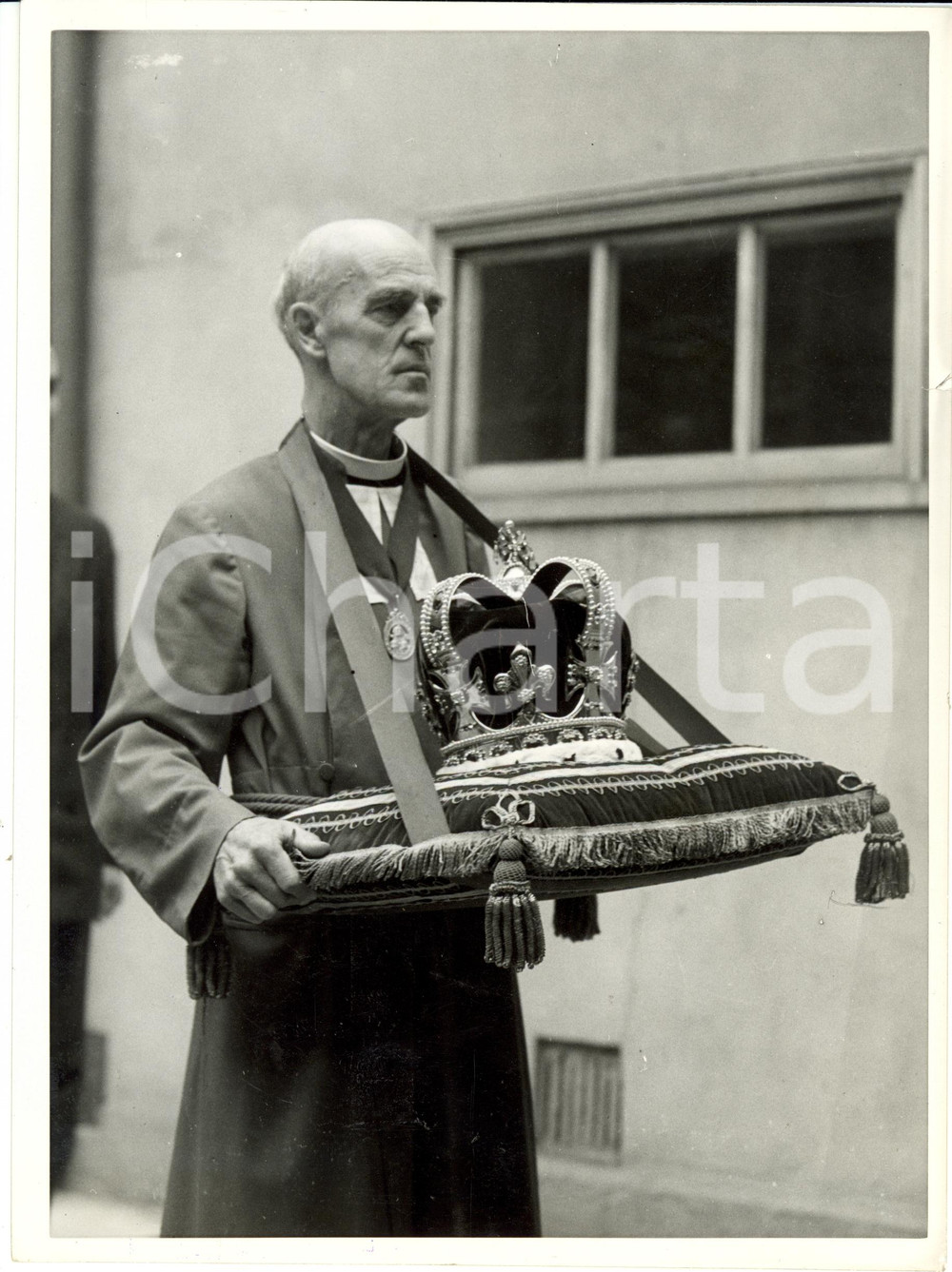 Fotografia d epoca originale 1953 LONDON Replica of Saint Edward s Crown carried by Dean of WESTMINSTER Photo 1