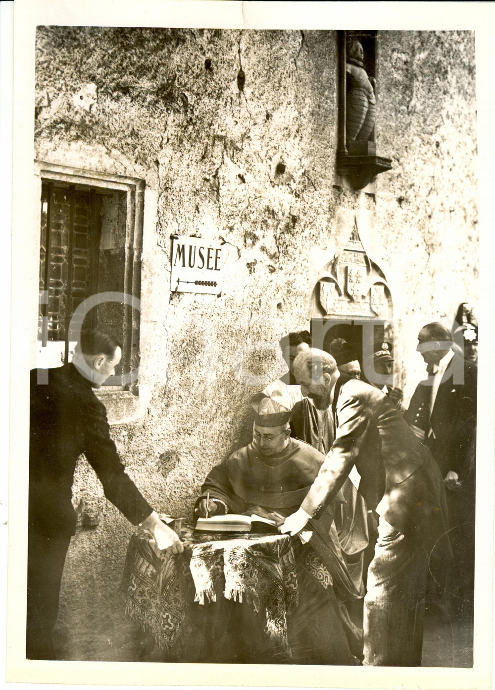 Fotografia d epoca originale 1940 ca LORENA F Cardinale Rodrigue VILLENEUVE alla Basilica di BOISCHENU 1