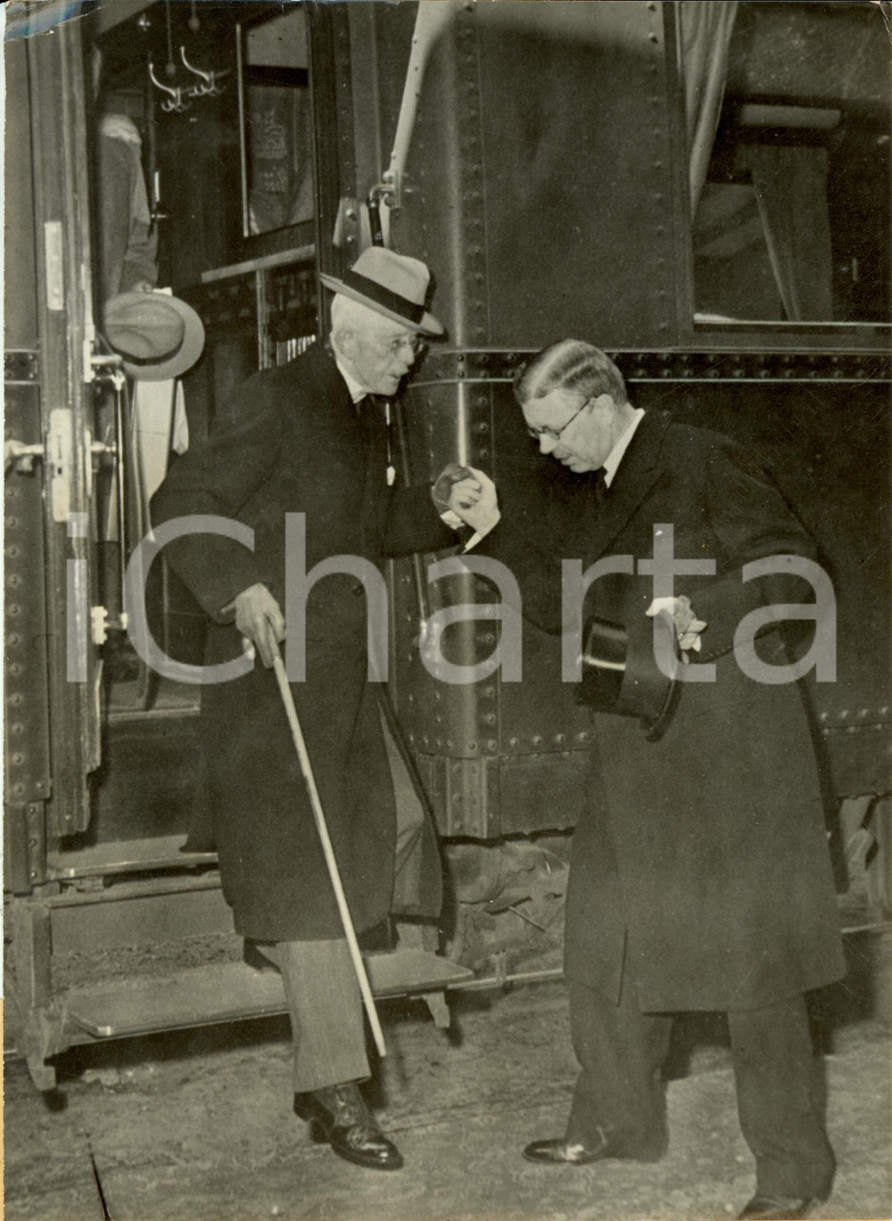 Fotografia d epoca originale 1947 STOCCOLMA GUSTAVO ADOLFO aiuta Re GUSTAVO V di SVEZIA a scendere dal treno 1
