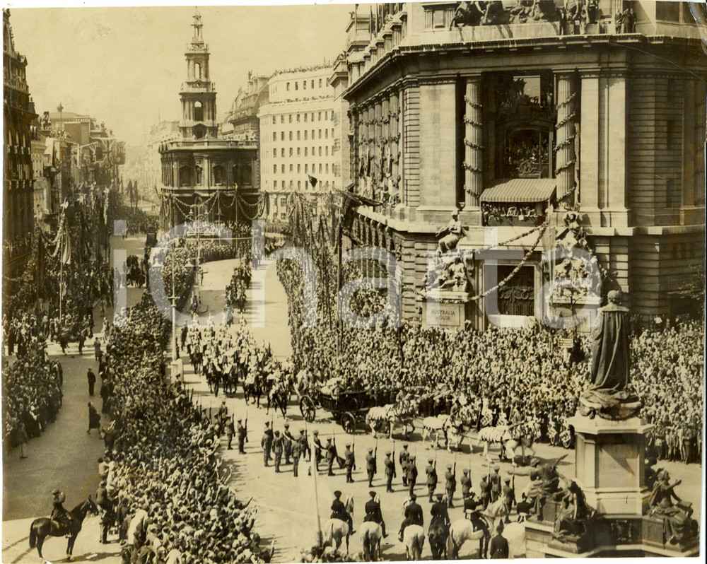Fotografia d epoca originale 1935 LONDON King George V and Queen Mary passing AUSTRALIA HOUSE on Royal Coach 1
