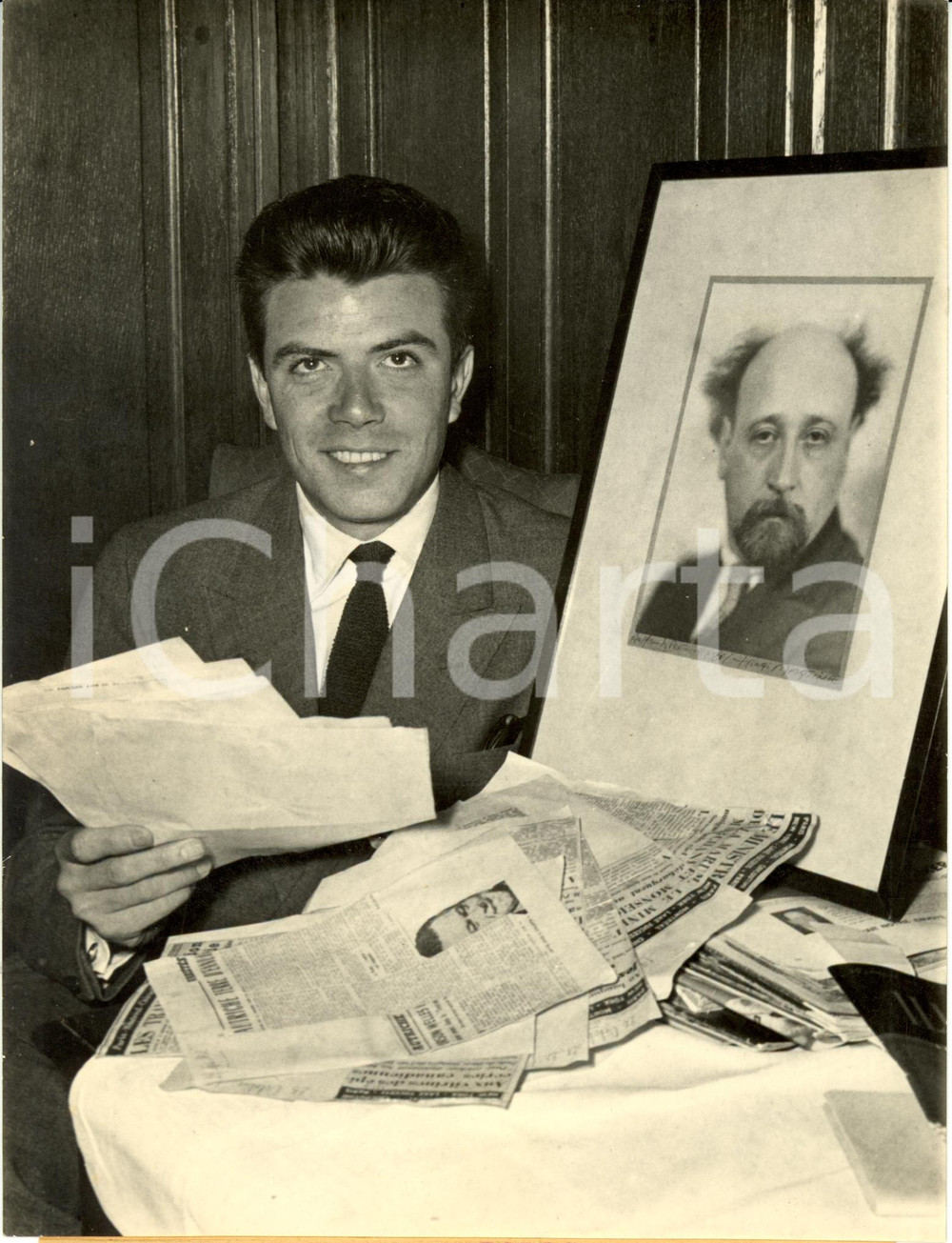 Fotografia d epoca originale 1951 PARIS F Henri de TURENNE journaliste avec portrait de Albert LONDRES 1