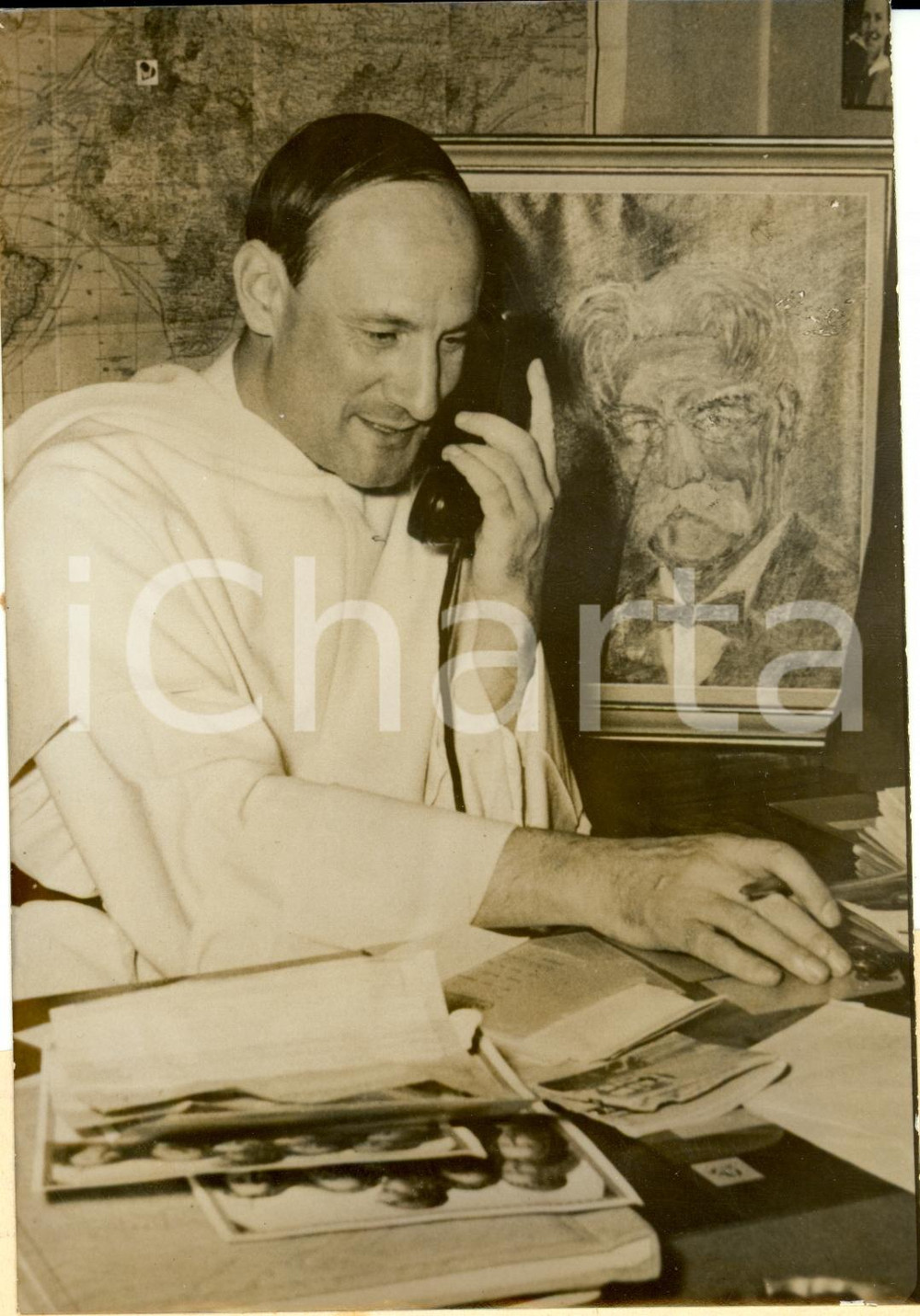 Fotografia d epoca originale 1958 PARIS Dominique PIRE Prix NOBEL de Paix avec portrait du Albert SCHWEITZER 1