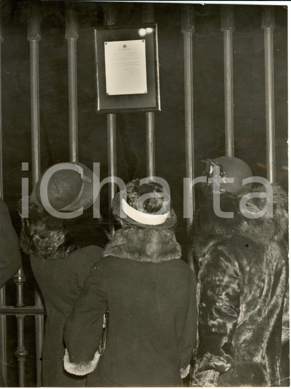 Fotografia d epoca originale 1936 LONDON BUCKINGHAM PALACE Sudditi leggono bollettini medici di Re Giorgio V 1