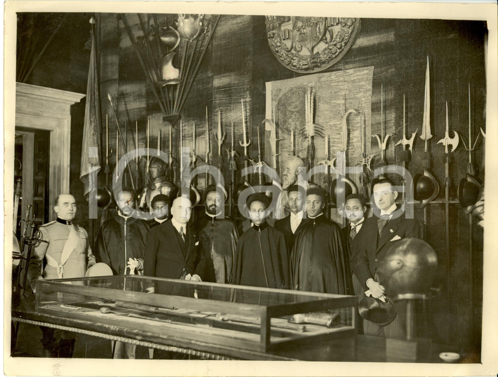 Fotografia d epoca originale 1932 ROMA Asfaw WOSSEN Principe ereditario d ETIOPIA sala d armi Palazzo VENEZIA 1