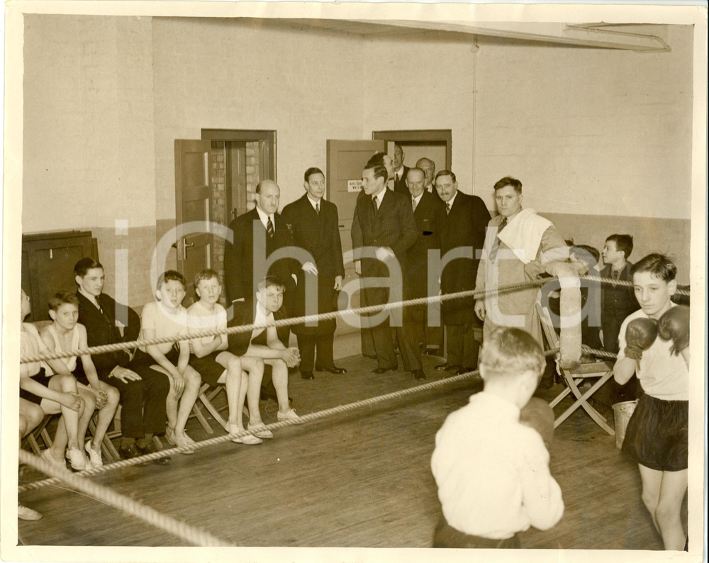 Fotografia d epoca originale 1940 ca CORNWALL UK King George VI watching boxing match CHRIST CHURCH BOYS CLUB 1