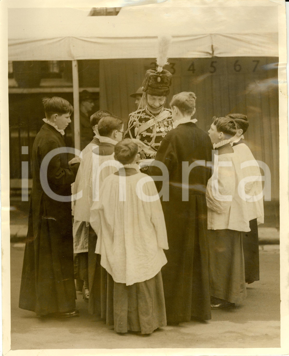 Fotografia d epoca originale 1936 LONDON UK Choirboys autographhunting from an officer of the CORONATION 1