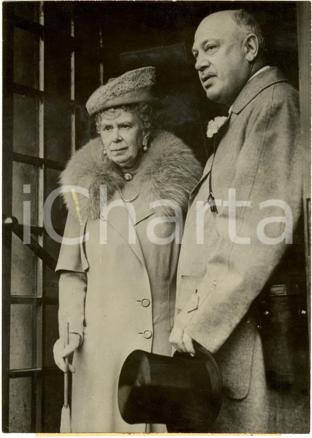 Fotografia d epoca originale 1950 ASCOT UK Queen Mary of TECK with Harry PRIMROSE Earl of ROSEBERY Photo 1