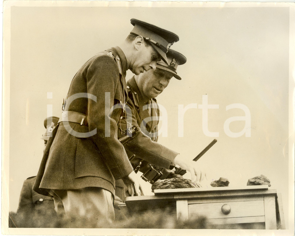 Fotografia d epoca originale 1940 ca ALDERSHOT UK WW2 King George VI studying the map of operations Photo 1