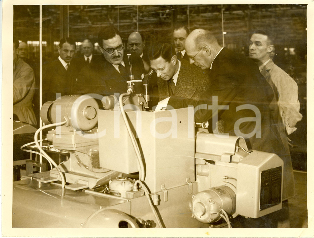 Fotografia d epoca originale 1940 ca COVENTRY UK King George VI visits the DAIMLER AERO ENGINE works Photo 1