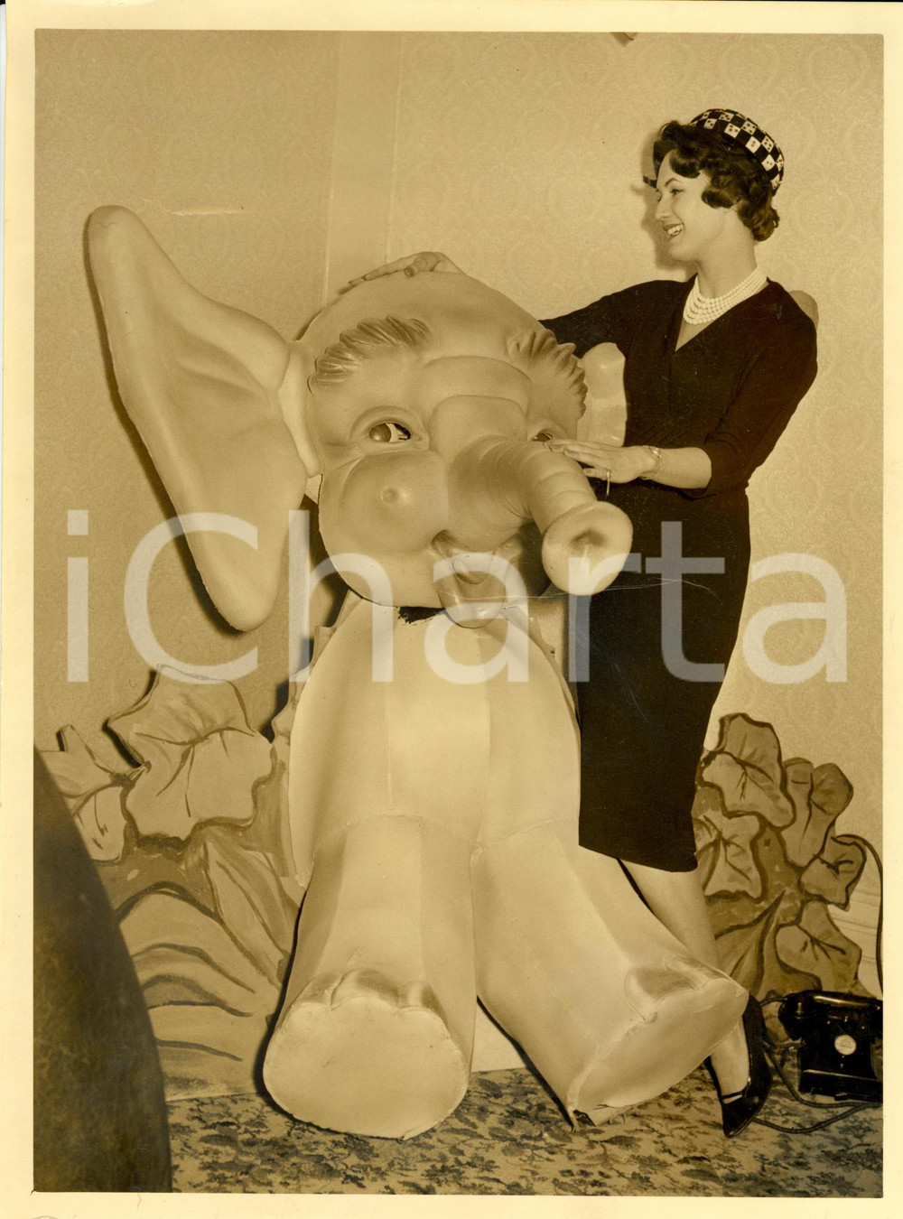 Fotografia d epoca originale 1959 LONDON UK Verena KEMP with a giant foamrubber elephant Photograph 1