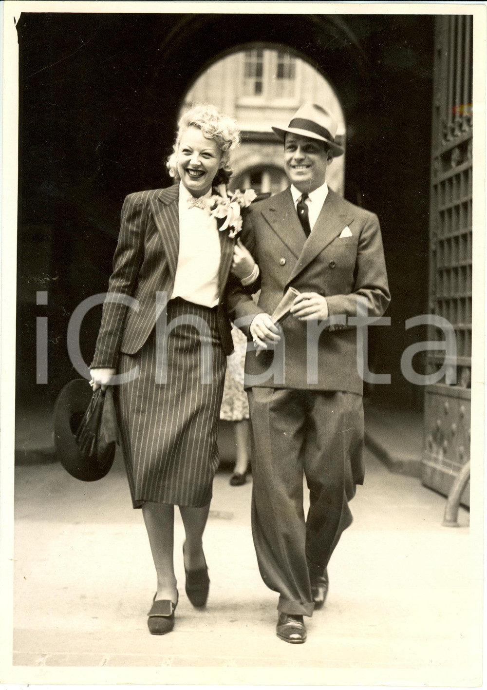 Fotografia d epoca originale 1939 PARIS Zita PERCZEL e il marito dopo la cerimonia nuziale al municipio Foto 1