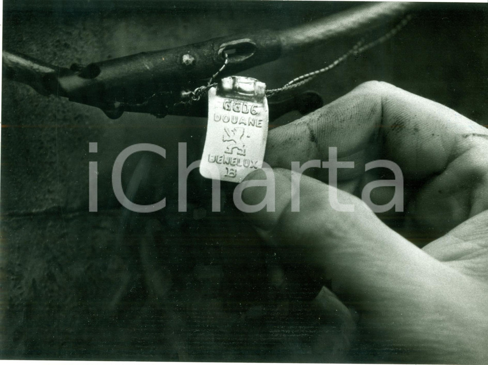 Fotografia d epoca originale 1985 ca GERMANIA Funzionario dogana controlla sigillo autocarro PEUGEOT Foto 1