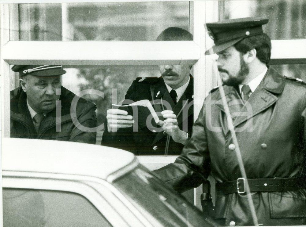 Fotografia d epoca originale 1985 ca AACHEN D Funzionari dogana controllano documenti al VAALSERQUARTIER 1 1