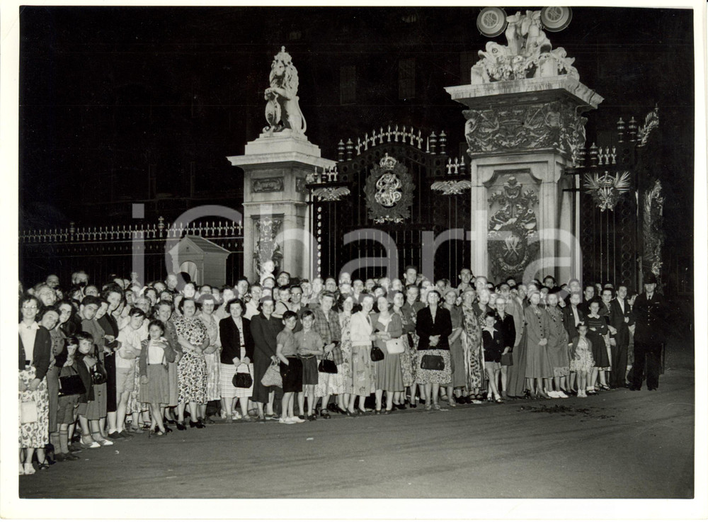 Fotografia d epoca originale 1953 LONDON Crowd waiting for Queen ELIZABETH II at BUCKINGHAM PALACE Photo 1