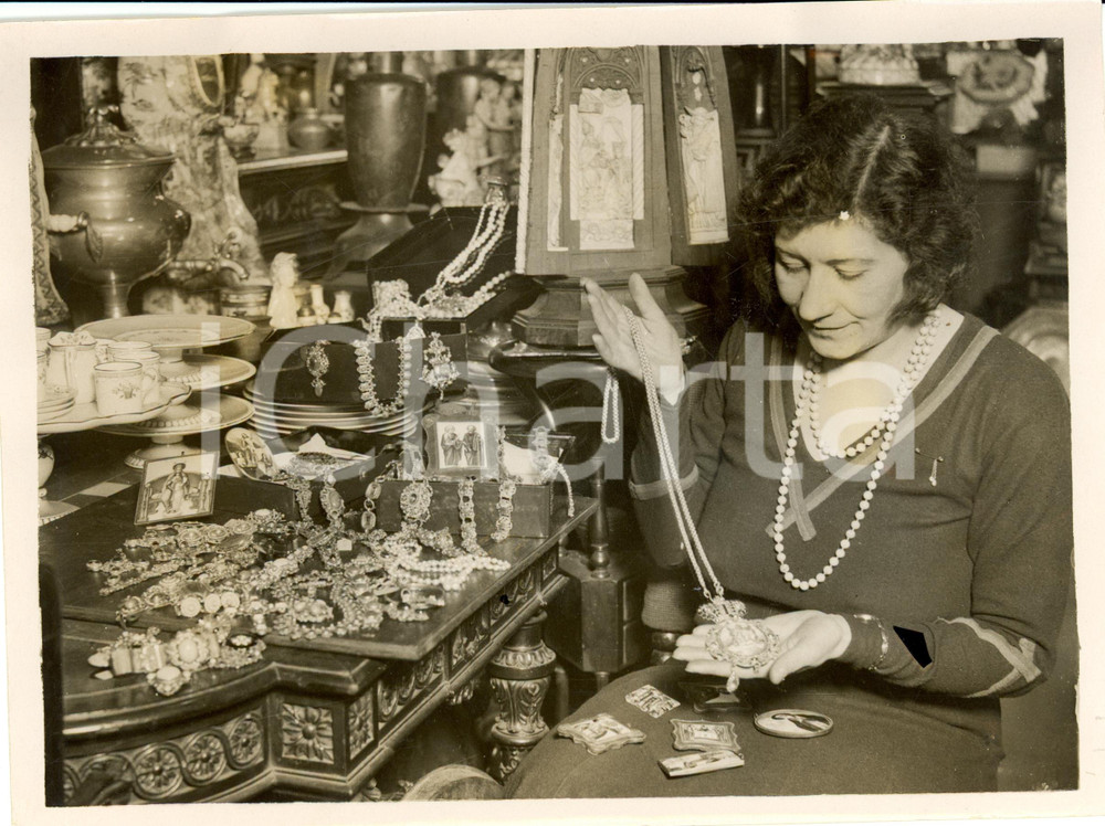 Fotografia d epoca originale 1932 LONDON Sonia WALDMAN the only woman gold melter Photograph 1