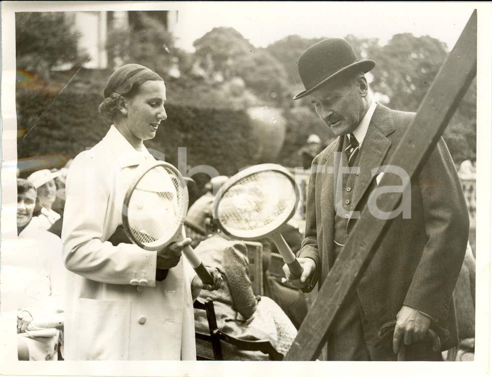 Fotografia d epoca originale 1937 LONDON TENNIS Prince Arthur of CONNAUGHT with Dorothy ROUND s racket Photo 1