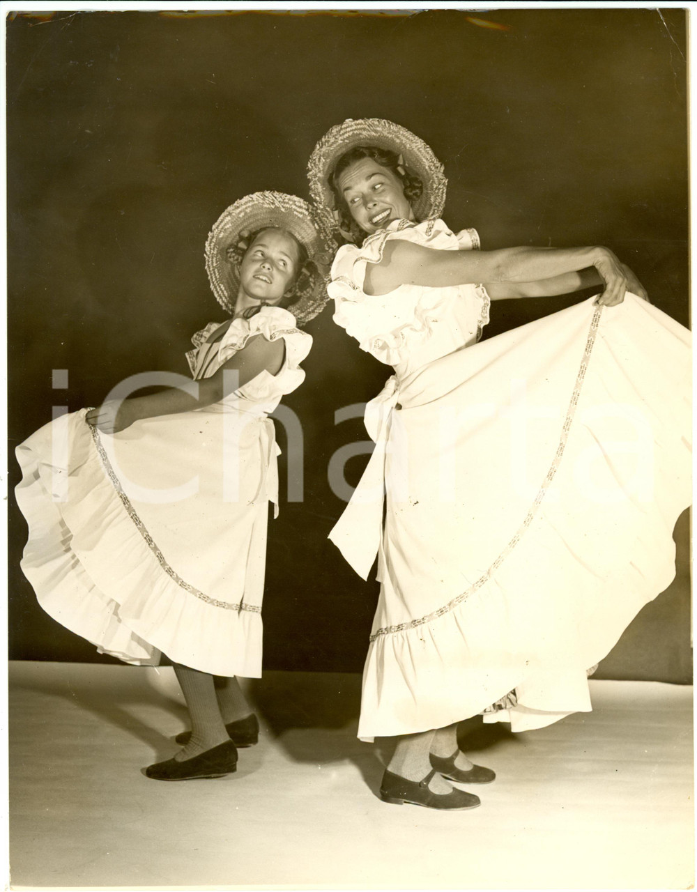 Fotografia d epoca originale 1965 ca SALT LAKE CITY USA Joan WOODBURY e figlia nel Ballo della Quadriglia 1