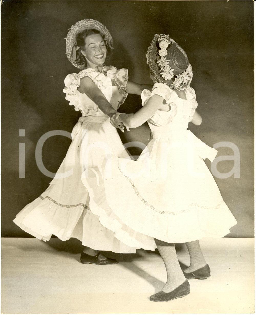 Fotografia d epoca originale 1965 ca SALT LAKE CITY USA Joan WOODBURY performing the Square dance Photo 1