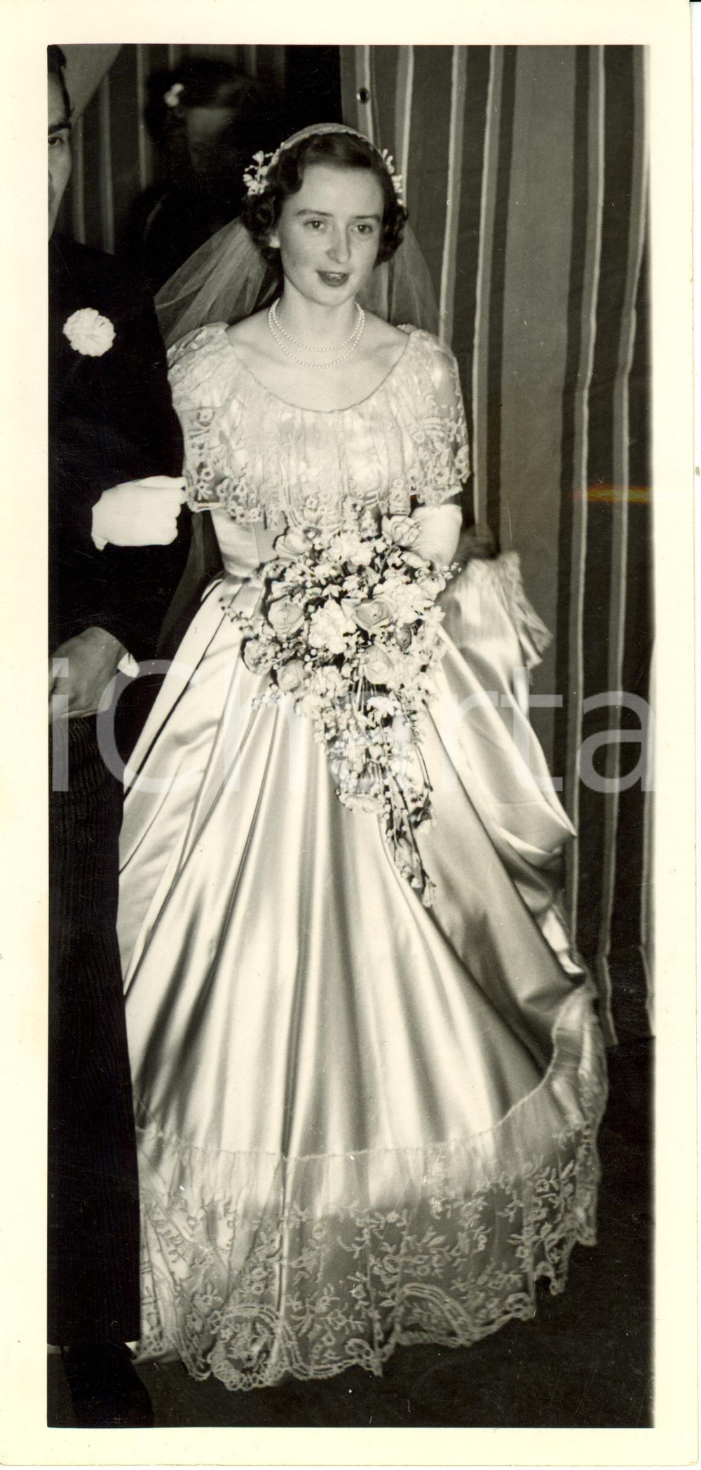 Fotografia d epoca originale 1950 LONDON Elizabeth WINIFRED PONSONBY in her white satin wedding gown Photo 1