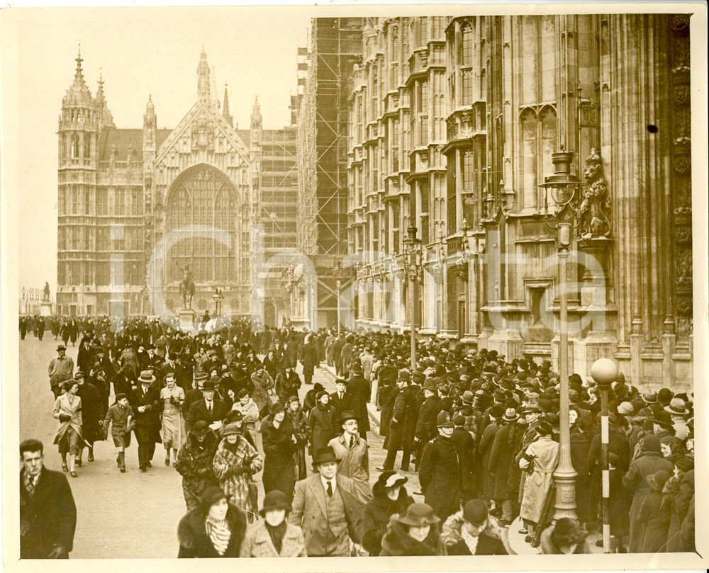 Fotografia d epoca originale 1936 LONDON WESTMINSTER ABBEY Crowd waiting for visiting King GEORGE V dead 1