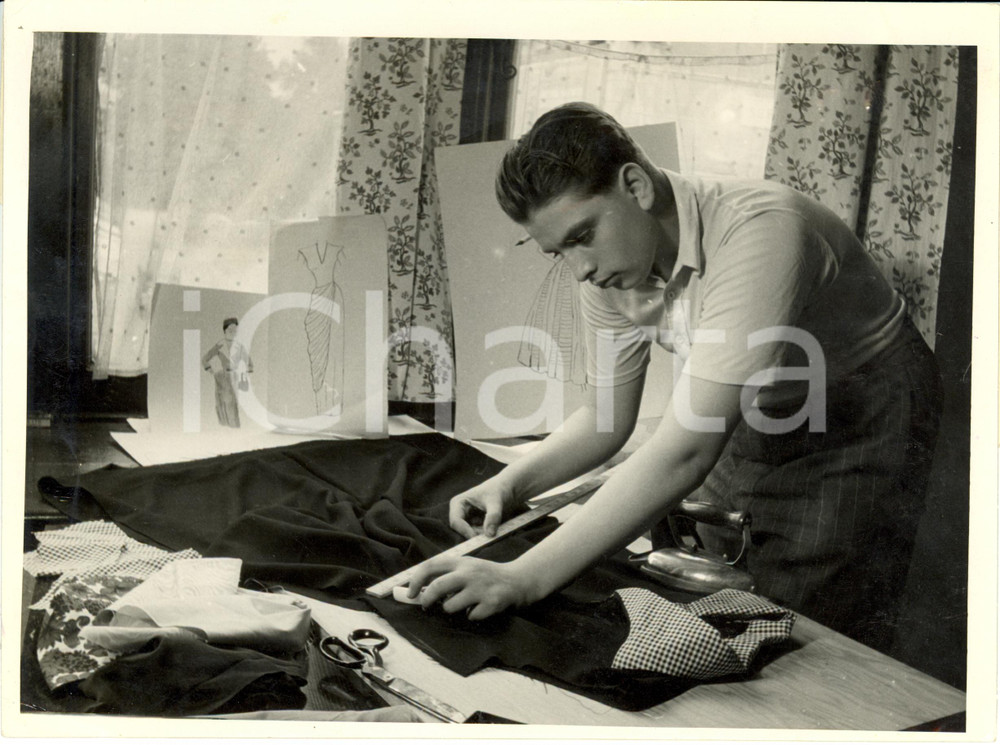 Fotografia d epoca originale 1940 ca LONDON Rudolph WILLIAMS young dress designer finds his designs in dreams 1
