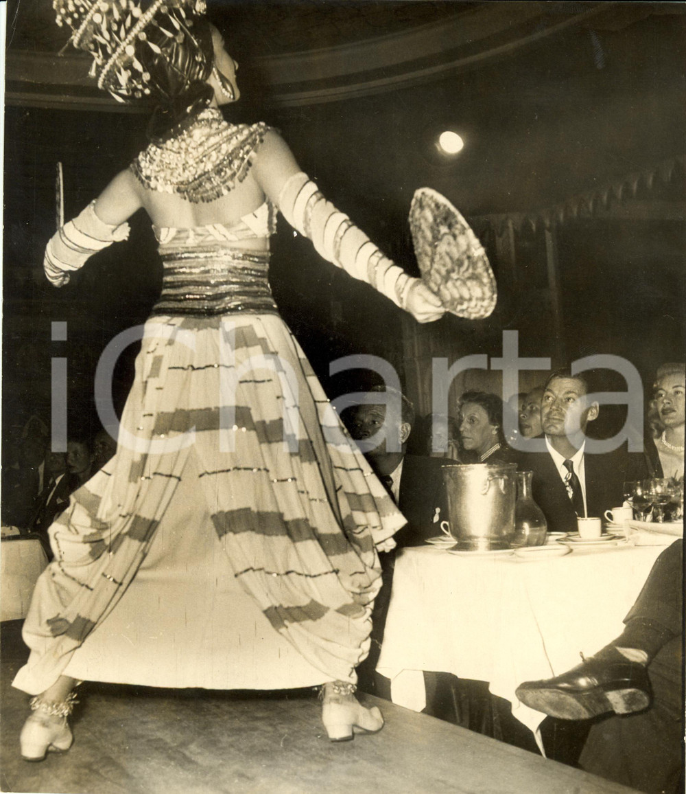 Fotografia d epoca originale 1949 PARIS Johnny WEISSMULLER Tarzan a spettacolo danzatrice FOTOGRAFIA 1