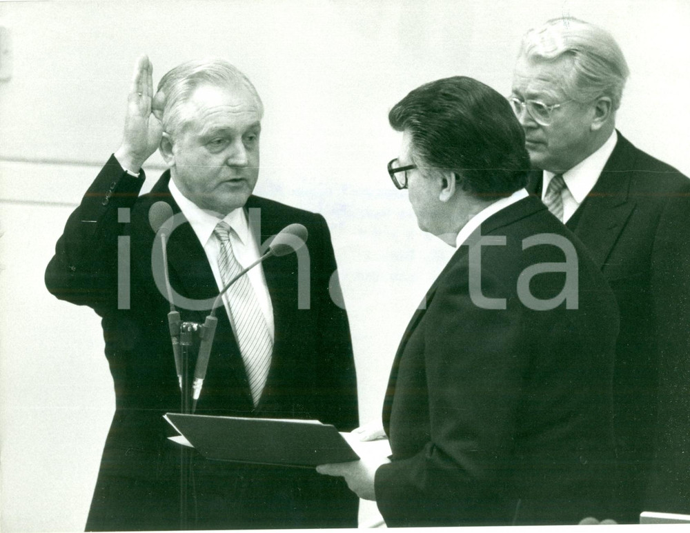 Fotografia d epoca originale 1987 BONN DE Ministro Oscar SCHNEIDER giura di fronte a Philipp JENNINGER Foto 1