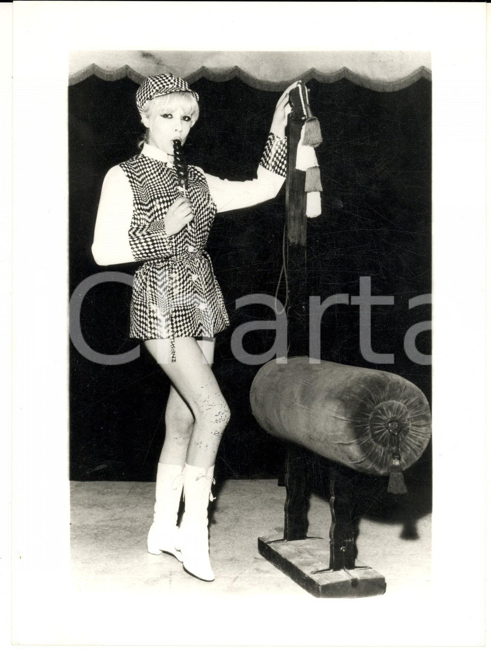 Fotografia d epoca originale 1960 ca EROTICA VINTAGE Showgirl con leccalecca  Foto BDSM 1