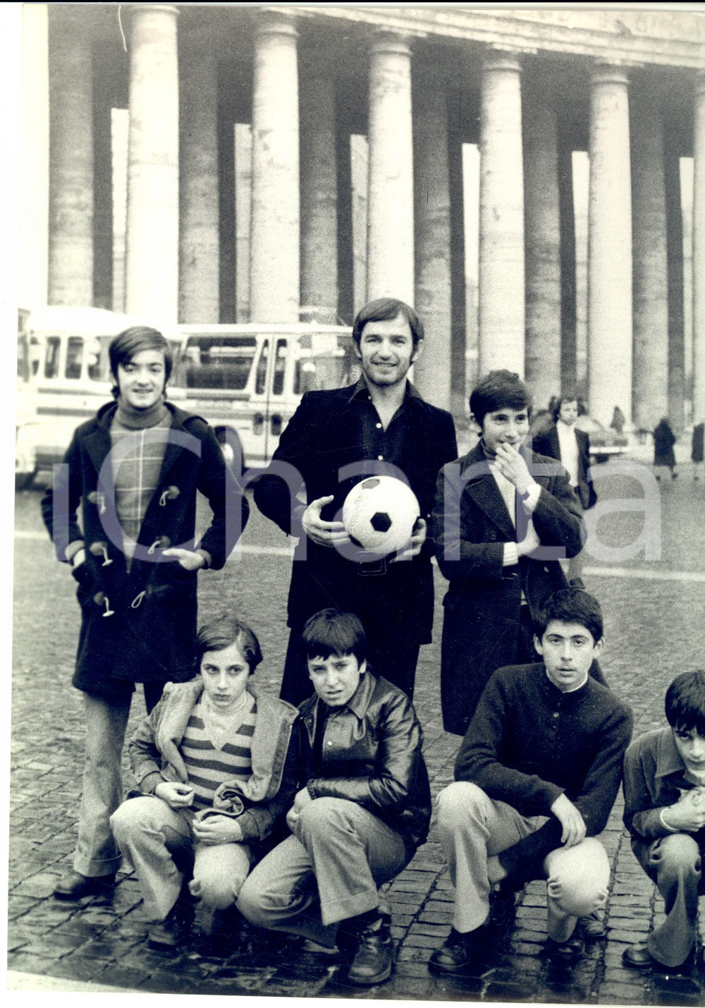 Fotografia d epoca originale 1960 ca ROMA Calciatore posa con bambini in piazza SAN PIETRO Fotografia 1