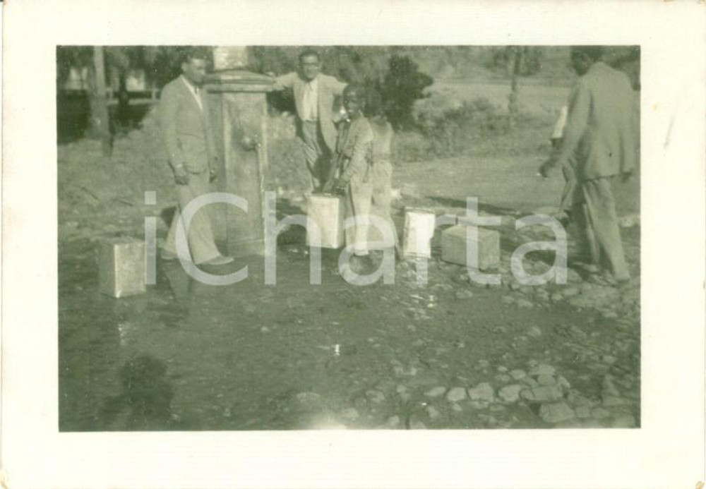 Fotografia d epoca originale 1936 ADI UGRI ERITREA AOI Indigeni prendono acqua alla fontana Foto cm 10 x 7 1