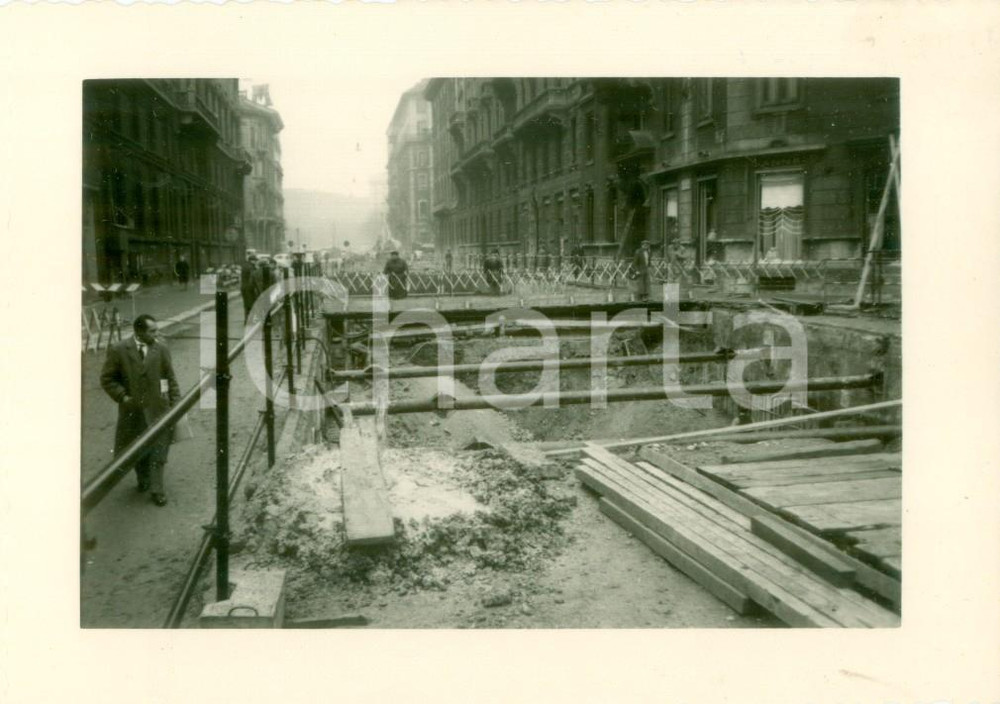 Fotografia d epoca originale 1959 MILANO Scavi per costruzione Linea 1 metropolitana in VIA DANTE Foto 12 x 9 1
